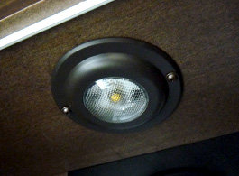 LED　照明本体と電球の一体型